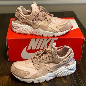 Women’s Nike Air Huarache Size 10